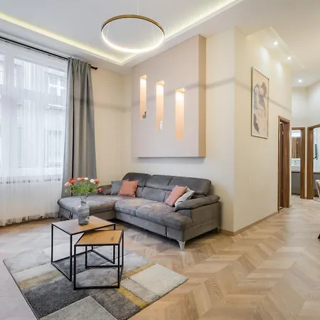 3 Bedrooms Bright In The Heart Of The Free Parking Upon Reservation *