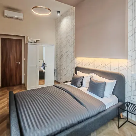 3 Bedrooms Bright In The Heart Of The City-1 Free Parking Upon Reservation شقة