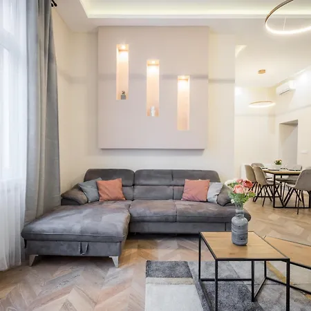 3 Bedrooms Bright In The Heart Of The Free Parking Upon Reservation Будапешт