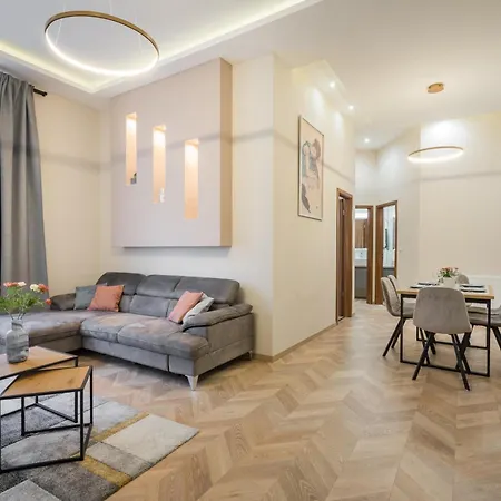 3 Bedrooms Bright In The Heart Of The City-1 Free Parking Upon Reservation Apartman *