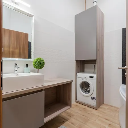 شقة 3 Bedrooms Bright In The Heart Of The City-1 Free Parking Upon Reservation