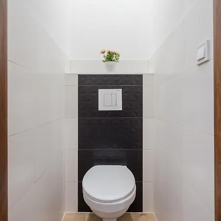 شقة 3 Bedrooms Bright In The Heart Of The City-1 Free Parking Upon Reservation