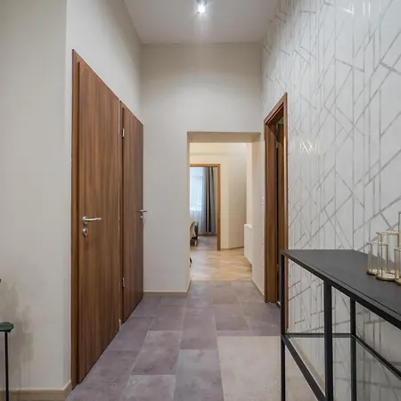 شقة 3 Bedrooms Bright In The Heart Of The City-1 Free Parking Upon Reservation *
