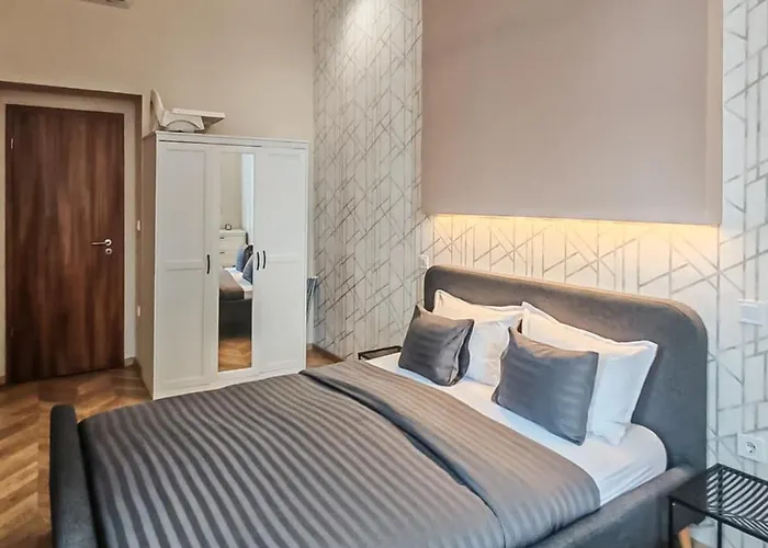 3 Bedrooms Bright In The Heart Of The Free Parking Upon Reservation Апартаменты