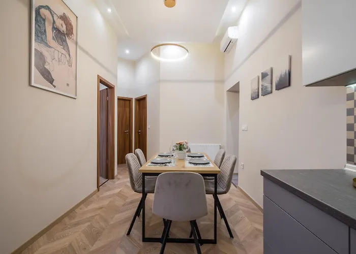 Апартаменты 3 Bedrooms Bright In The Heart Of The Free Parking Upon Reservation Будапешт