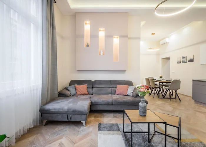 3 Bedrooms Bright In The Heart Of The Free Parking Upon Reservation Будапешт
