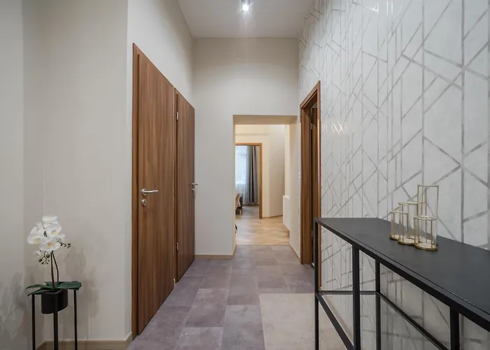 Апартаменты 3 Bedrooms Bright In The Heart Of The Free Parking Upon Reservation *