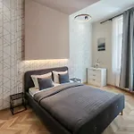 Apartment 3 Bedrooms Bright In The Heart Of The Free Parking Upon Reservation *